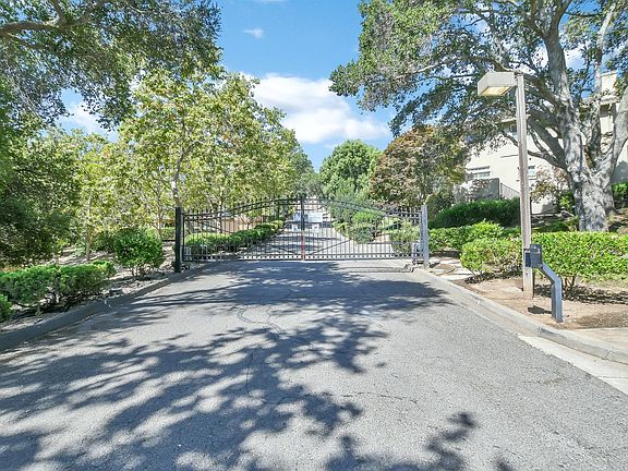 5th image of 15 KNOLL Drive