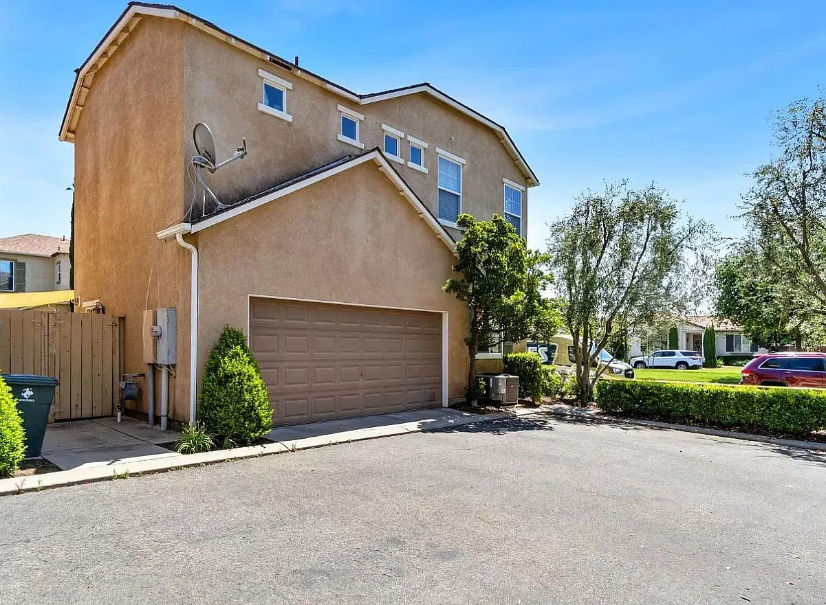 3 bed, 1372 sqft, $2,195 — Photo 3