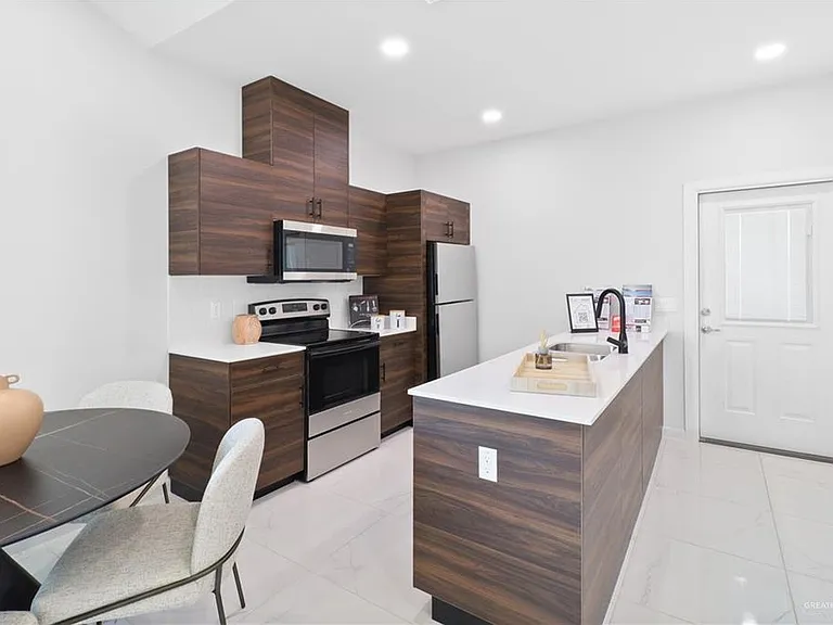 501 Coves Ln #2 — Photo 3