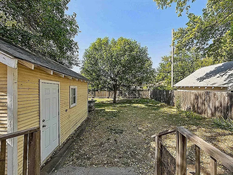 515 S Vine St — Photo 32
