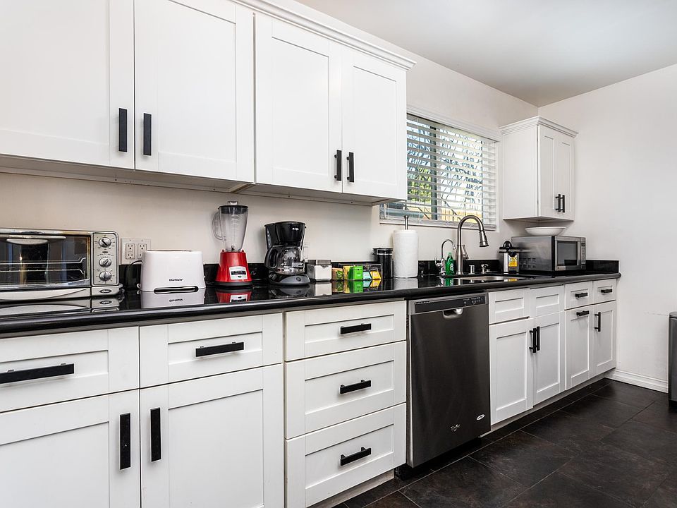 Recently remodeled kitchen with granite counter tops, stainless steel appliances, and fully equipped for cooking large and small meals.