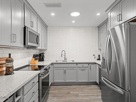 3rd image of 9058 E GELDING Drive