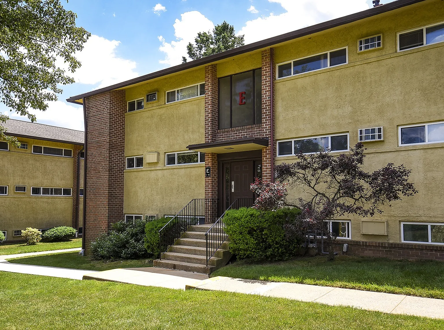 Black Hawk Apartments — Photo 4