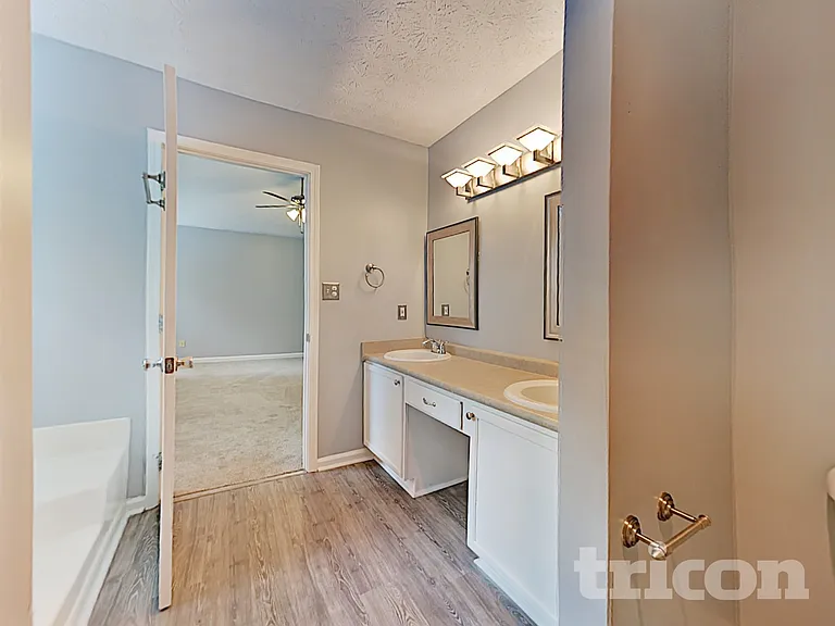 726 Westbury Dr — Photo 28
