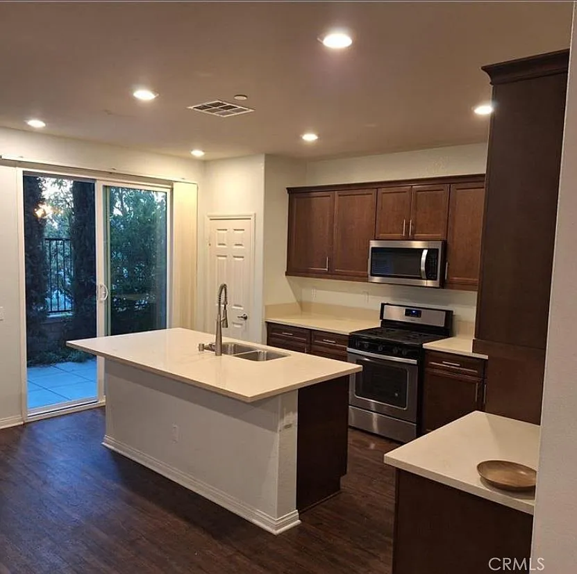 4 bed, 2.5 bath, 2084 sqft, $3,895 — Photo 3
