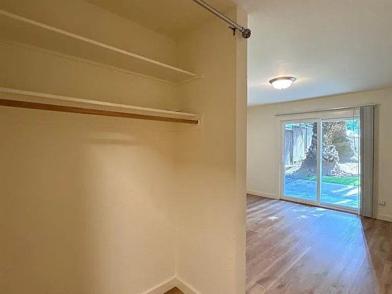 1555 Oxford Street — Photo 33