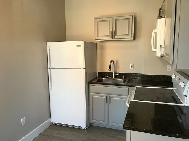 430 Greenfield Avenue — Photo 12