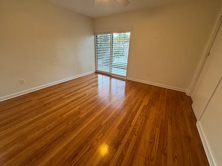 341 Kings Way — Photo 9