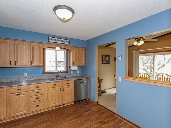 3rd image of 3042 Chippewa Ct N