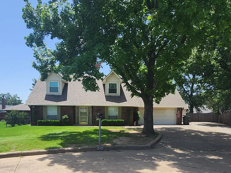 1848 Crestview Cir — Photo 1