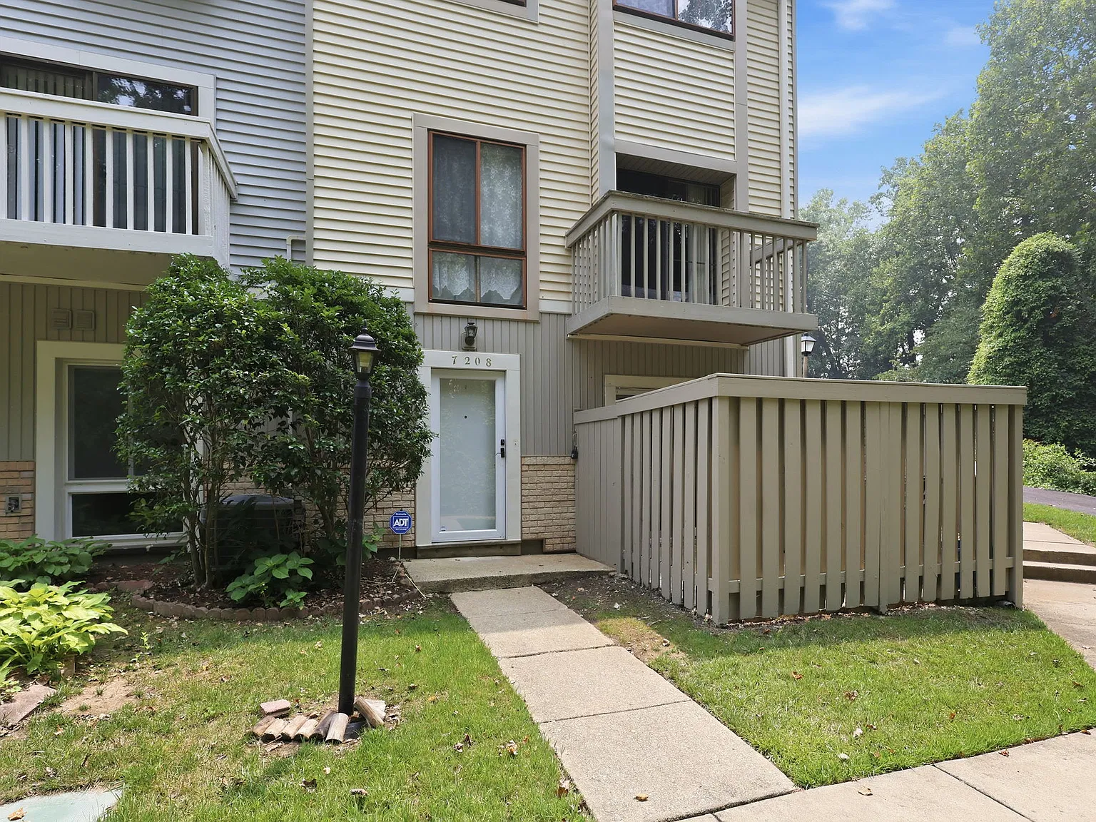 2 bed, 1054 sqft, $2,400 — Photo 2