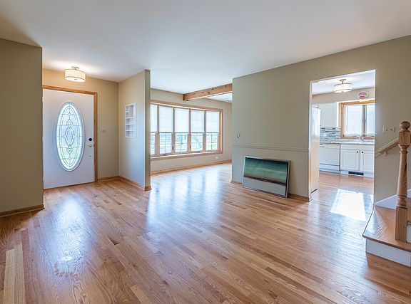 4th image of 890 S Cadwell Ave