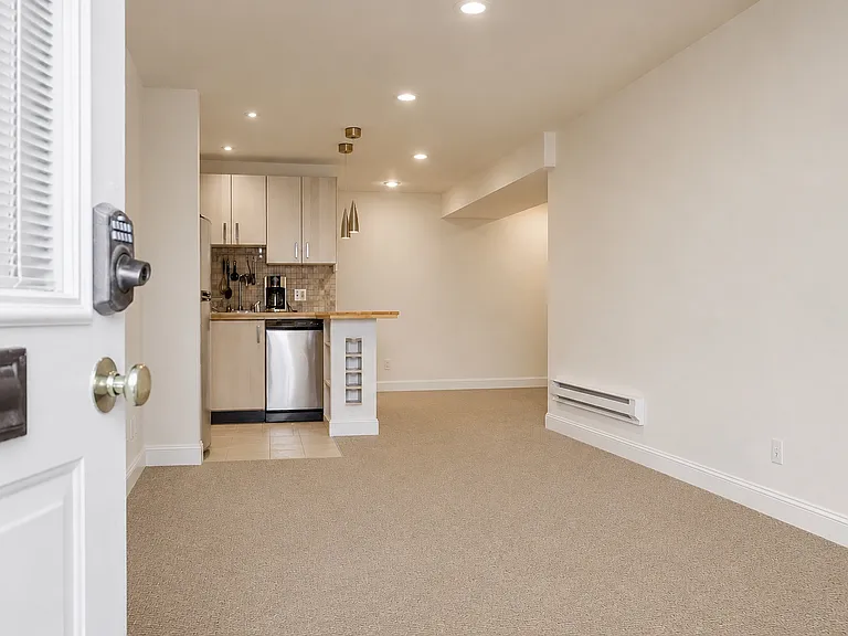 Street Entrance to lower Suite with kitchen ( no stove ) Aupair, Guest, 2nd ensuite