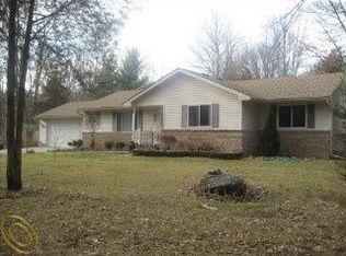2605 Surrey Dr, Pinckney, MI