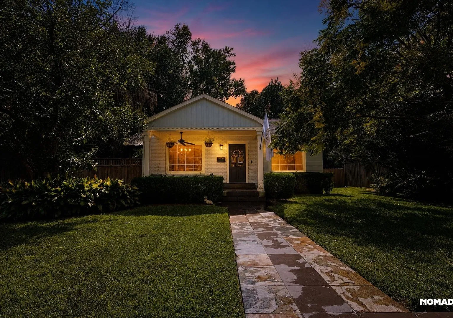 Spacious Southdowns home with detached apartment — Photo 1