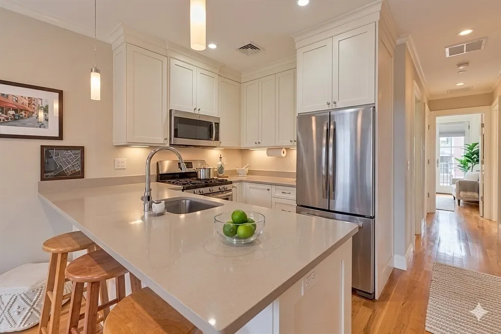 2 bed, 1.0 bath, 800 sqft, $5,800 — Photo 4