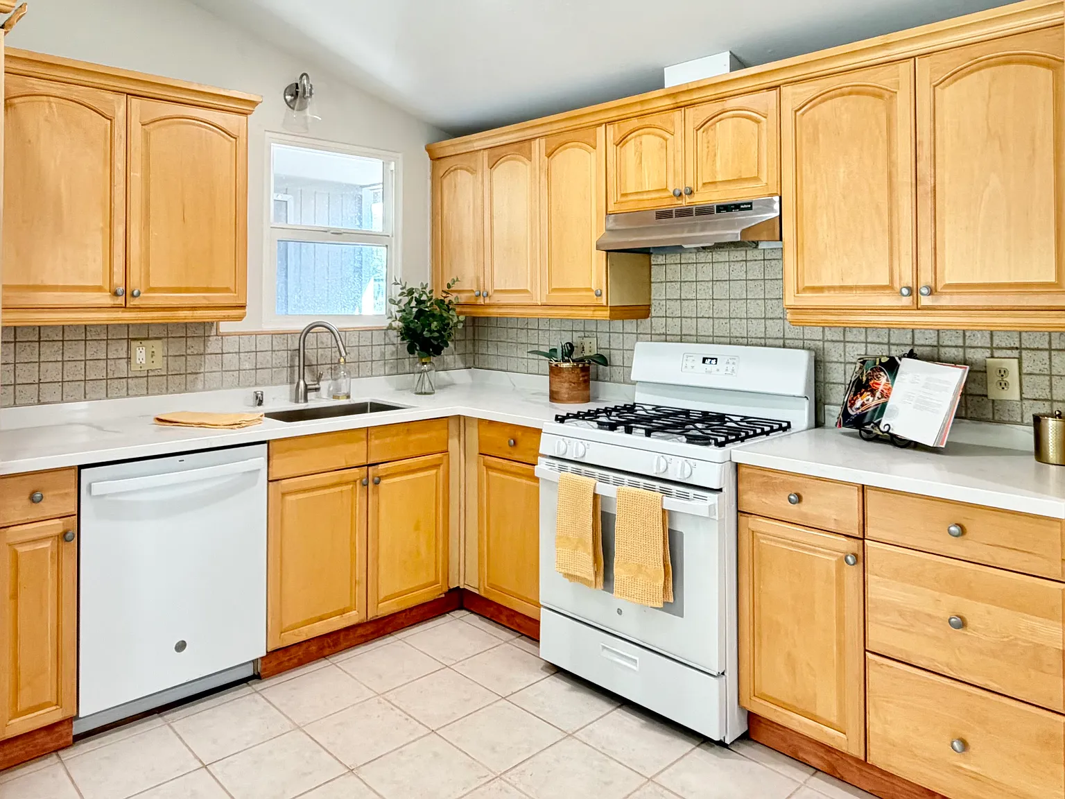 3 bed, 1100 sqft, $4,295 — Photo 3