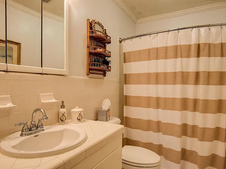 453 Ivy Cir — Photo 8