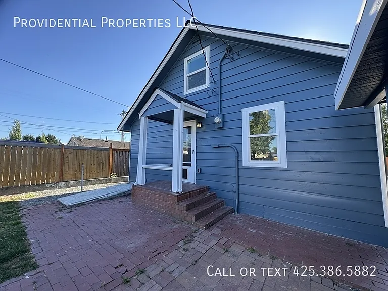 708 D St SE — Photo 12
