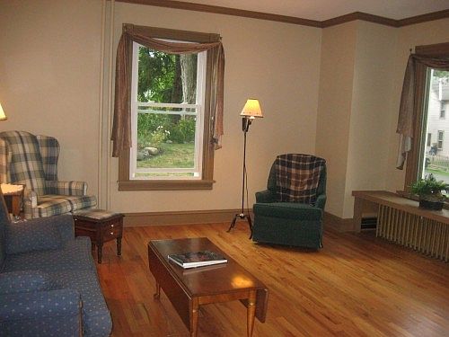 4th image of 8 Pleasant St
