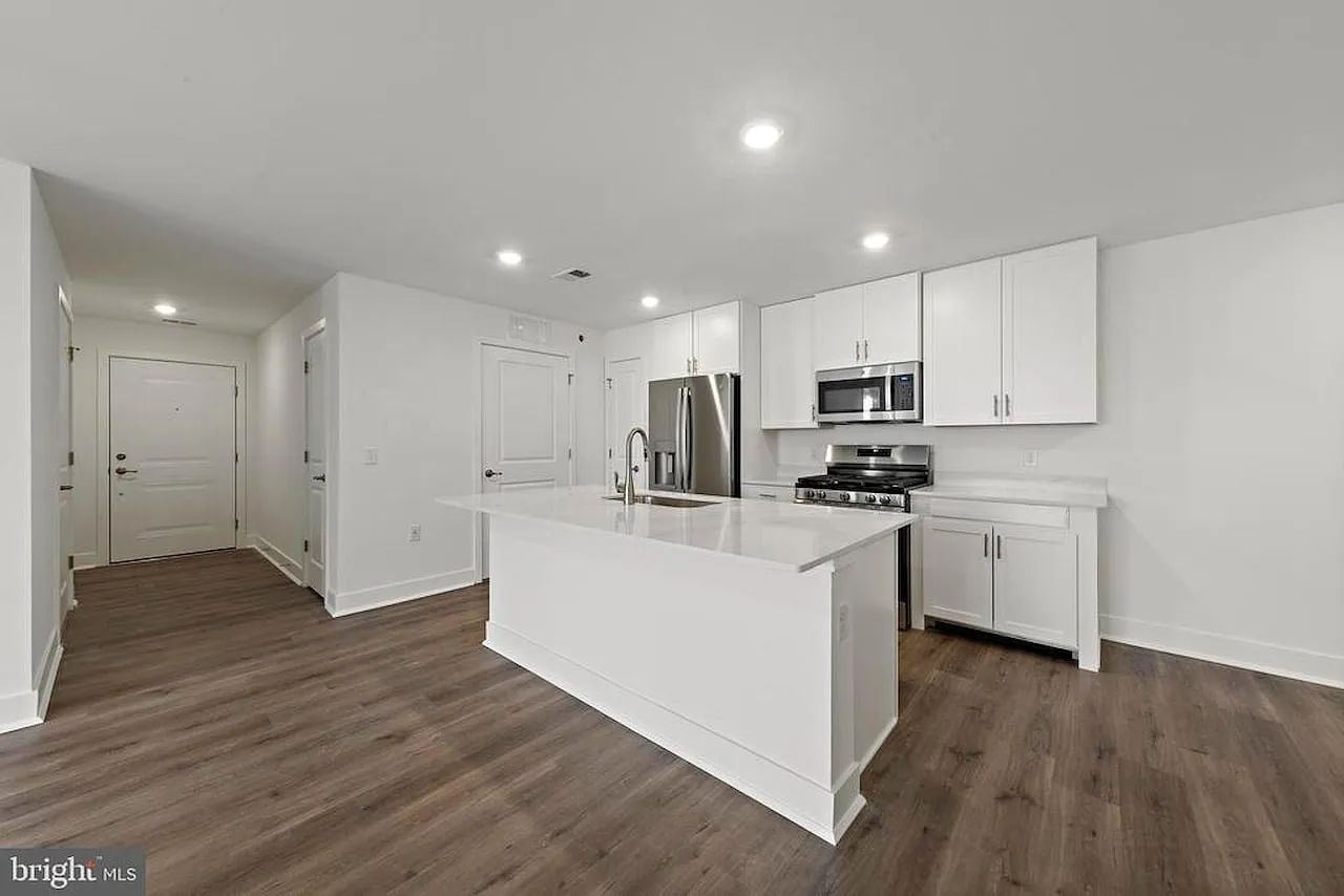 2 bed, 1200 sqft, $2,700 — Photo 3