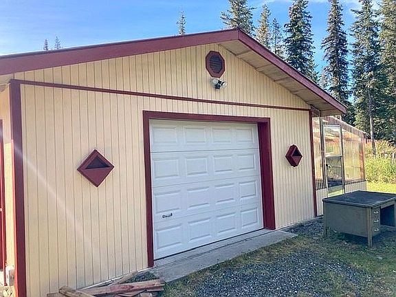 Oversized 1car garage 