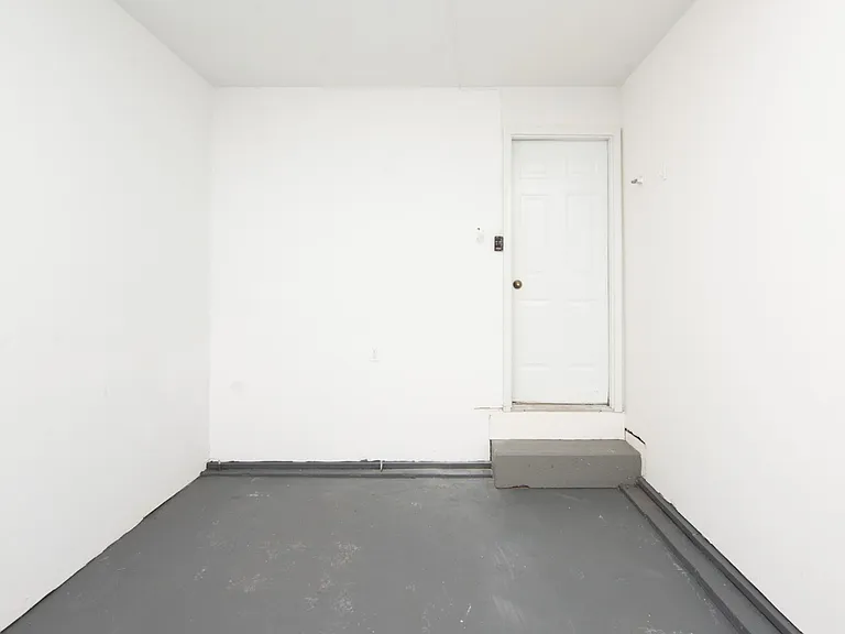 Rosewood Apartments — Photo 11