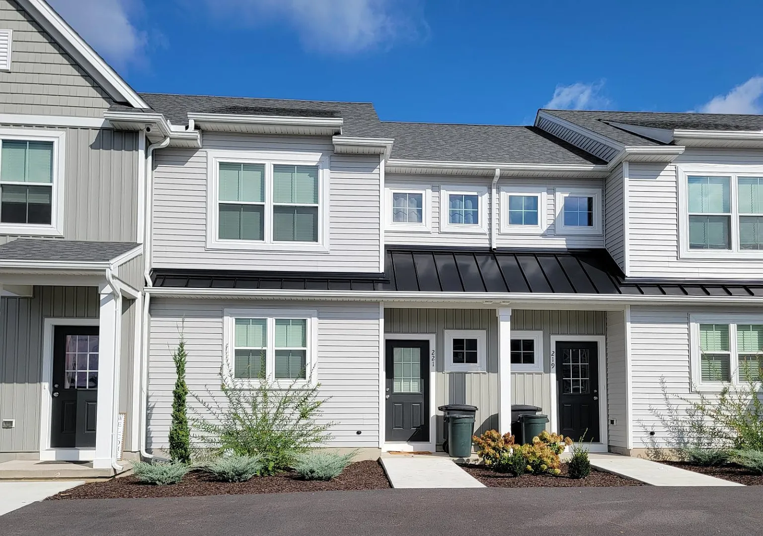 2 bed, 2.5 bath, 1230 sqft, $1,750 — Photo 1
