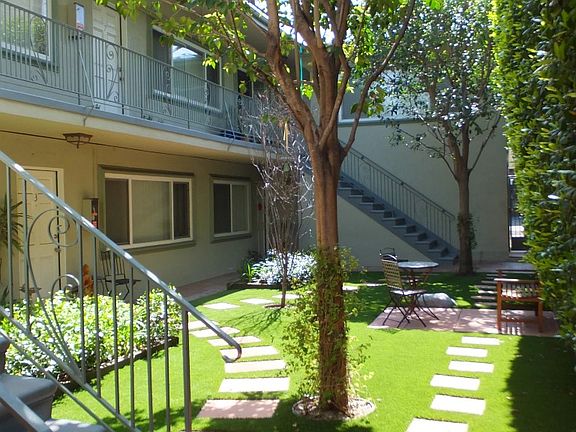 3rd image of 15032 Moorpark St #9