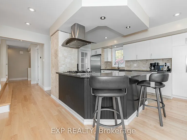 1238 Barnwell Cres — Photo 11