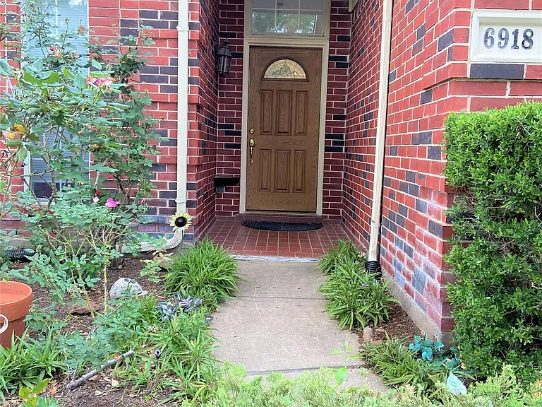 6918 Springcrest Ct — Photo 2
