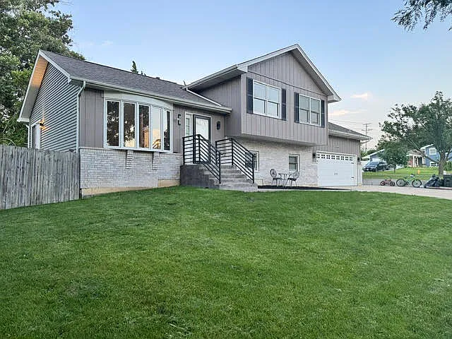 2S151 Avondale Ln — Photo 1