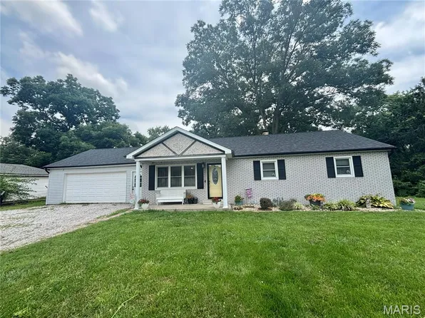 4 N Hickory St, Smithton, IL 62285