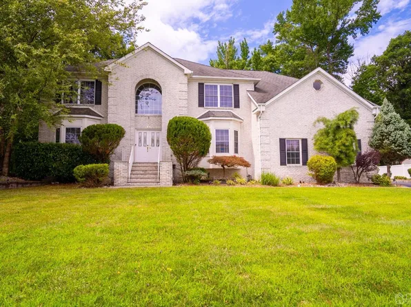 11 Golden Valley Dr, North Brunswick, NJ 08902
