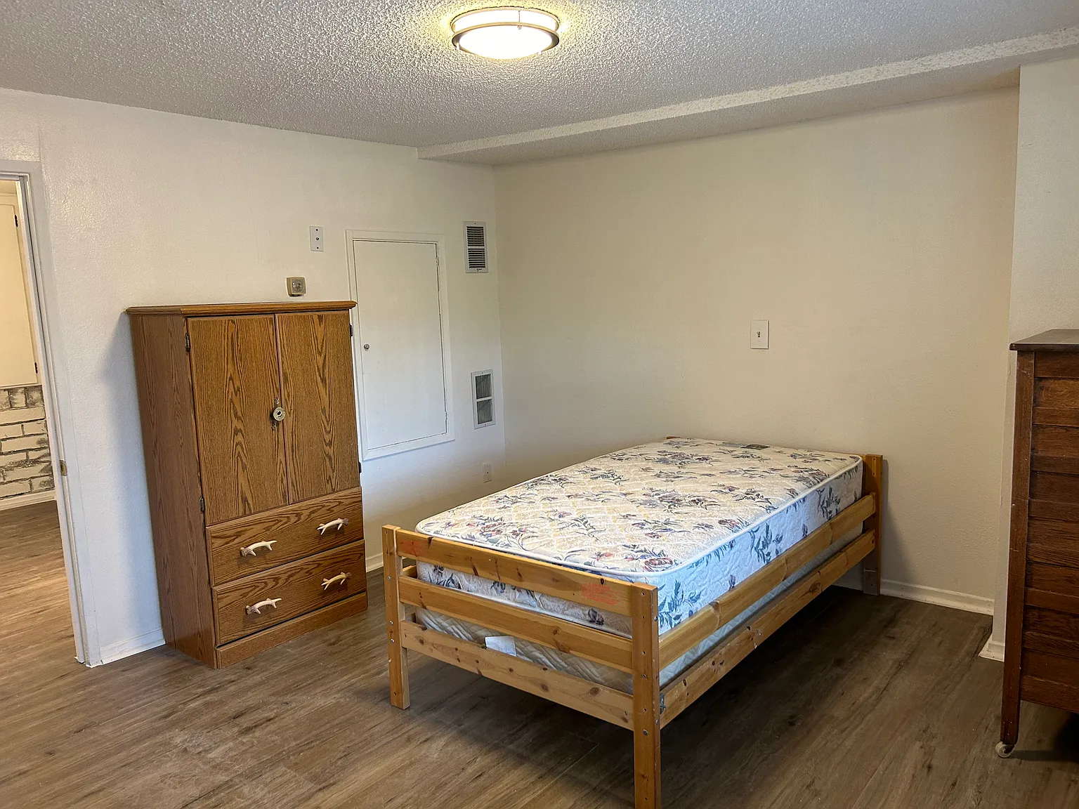 Studio, 150 sqft, $1,350 — Photo 4