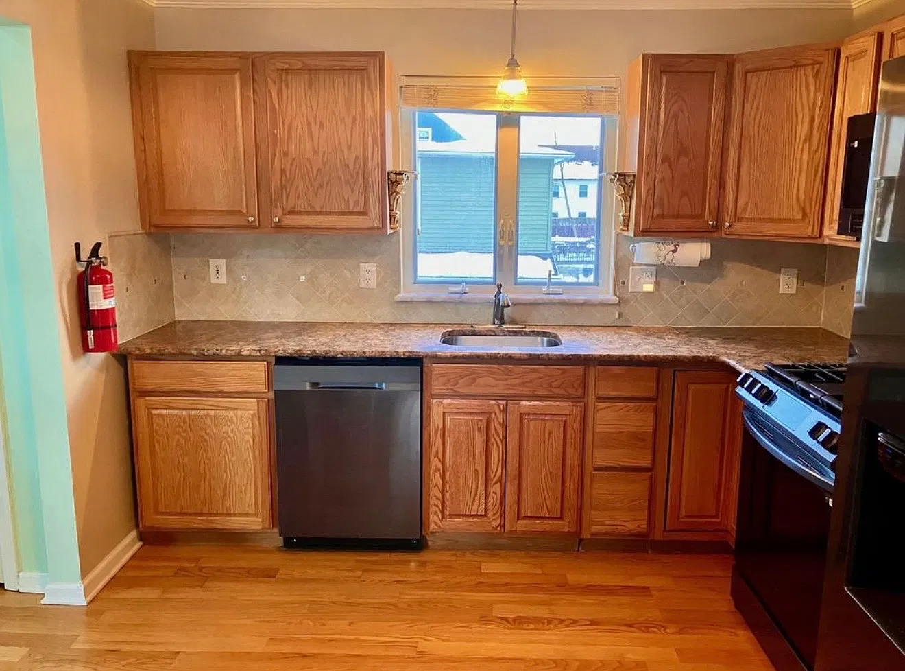 3 bed, 2485 sqft, $4,000 — Photo 4