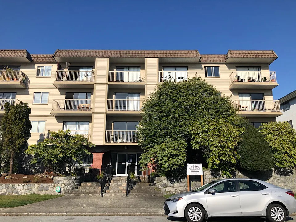 274 W 2nd St #207