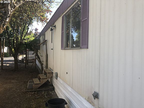 4th image of 1120 NE Knowles Dr