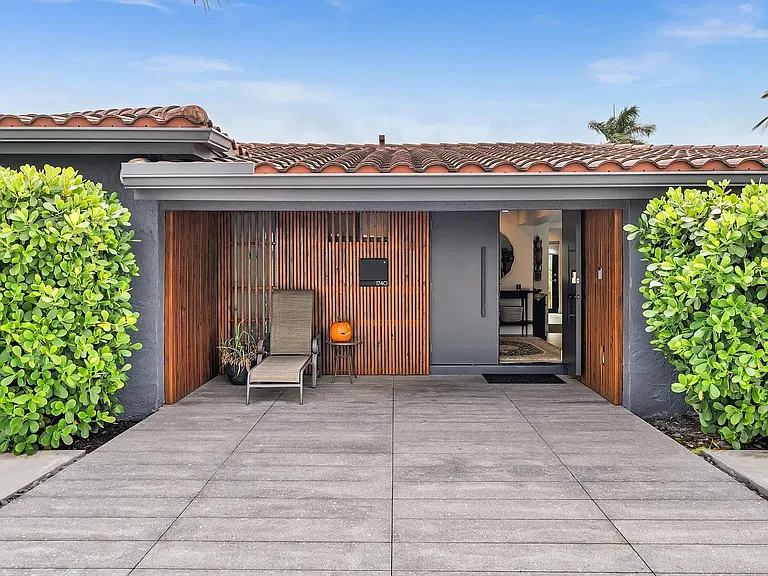 1740 Poinsettia Dr — Photo 2