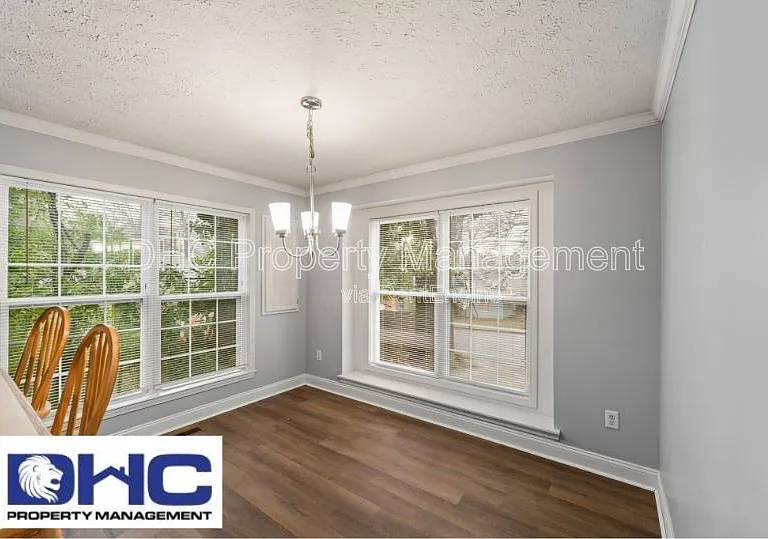 1352 Elizabeth Ln — Photo 3