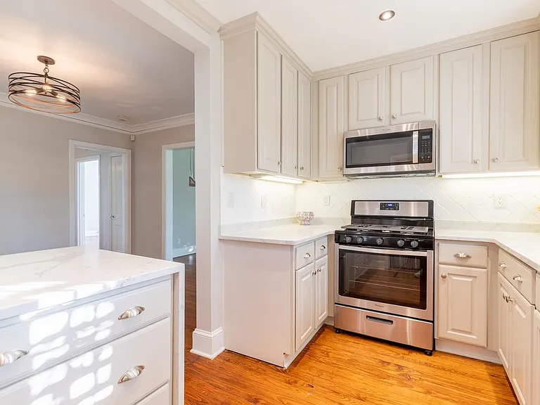 380 Holmes Cir — Photo 8