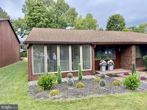 318 Stonegate Cir N, Chambersburg, PA 17201