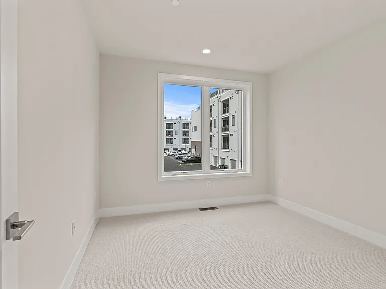 701 Brewster Aly — Photo 21