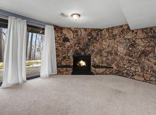 1564 Charter Oak Dr, Rochester, MI 48309