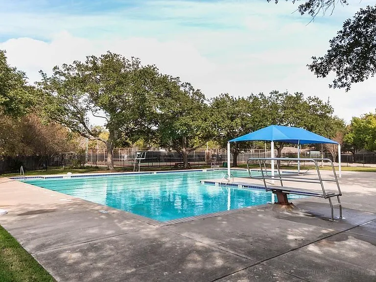 2235 Round Lake Dr — Photo 33