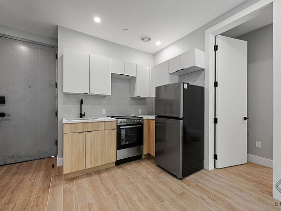 3rd image of 809 Midwood St #2B