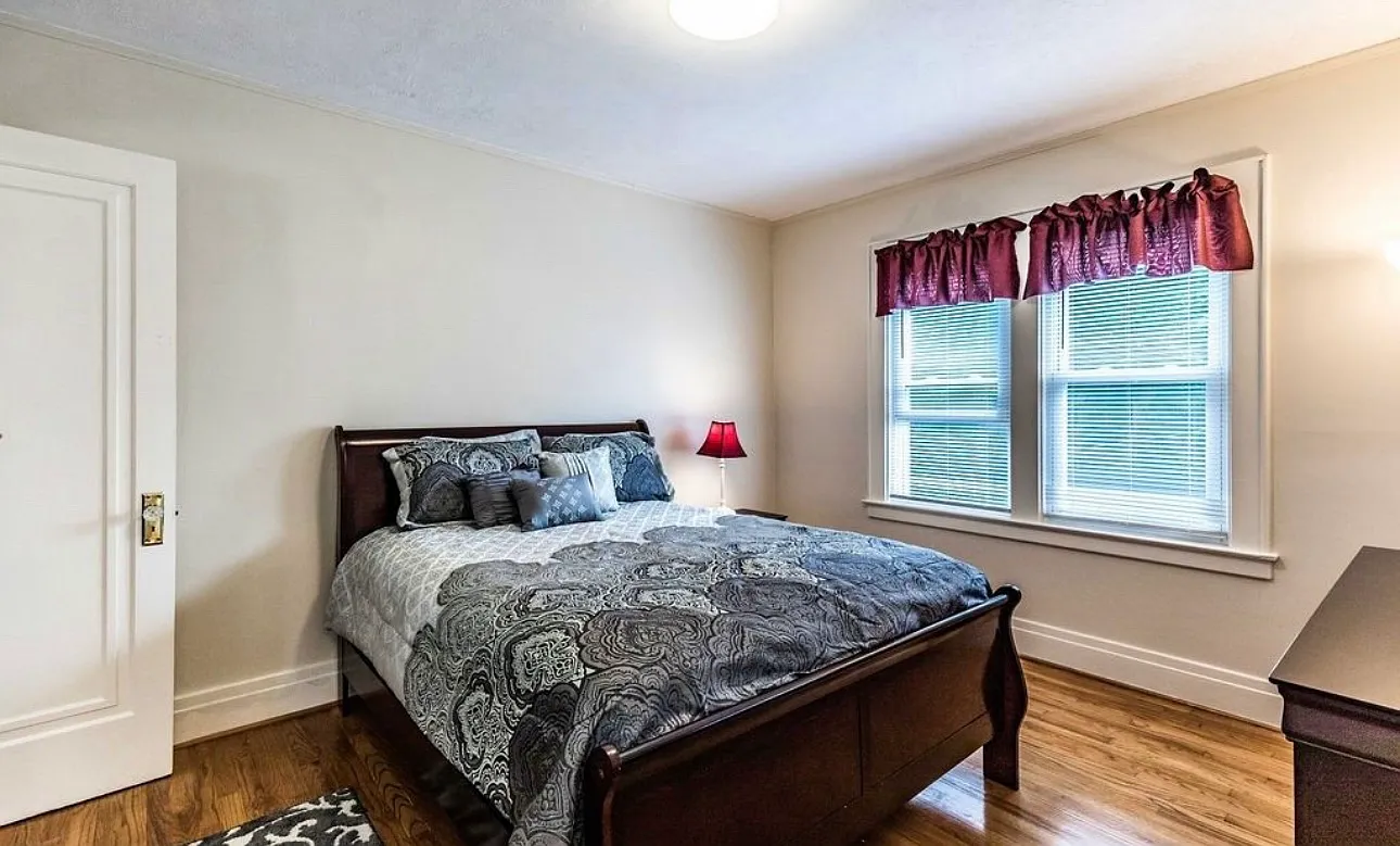 3 bed, 2764 sqft, $1,000 — Photo 1