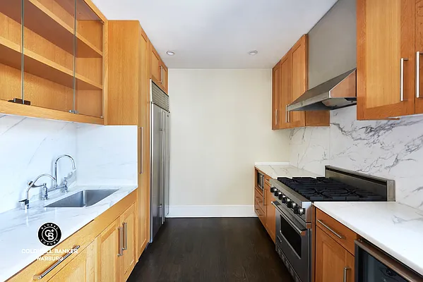 Rented by Coldwell Banker Warburg | media 4