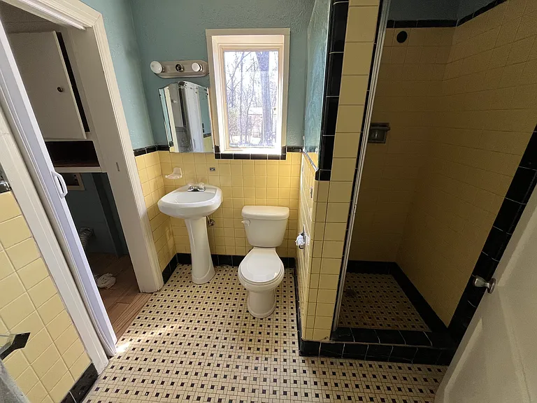 345 E Ridgeway St — Photo 16