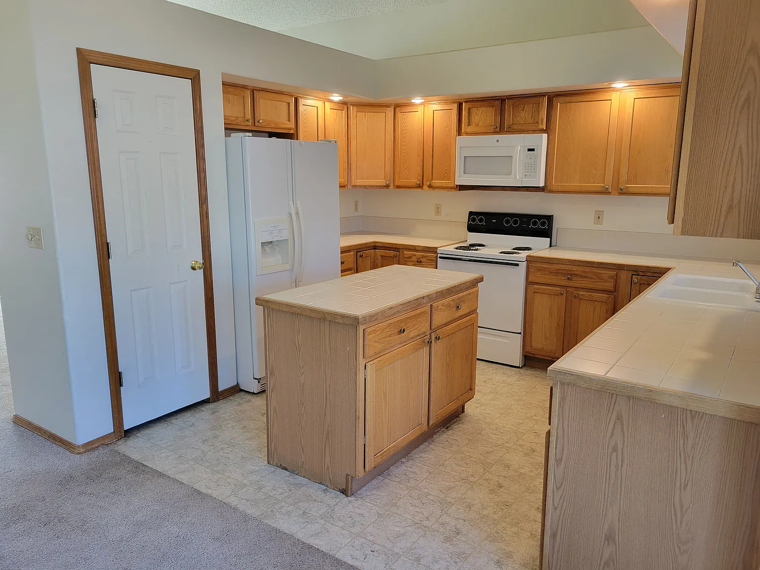 3 bed, 2.5 bath, 2591 sqft, $2,200 — Photo 4